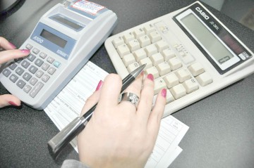 O fostă angajată a unei societăţi din Murfatlar, trimisă în judecată pentru delapidare